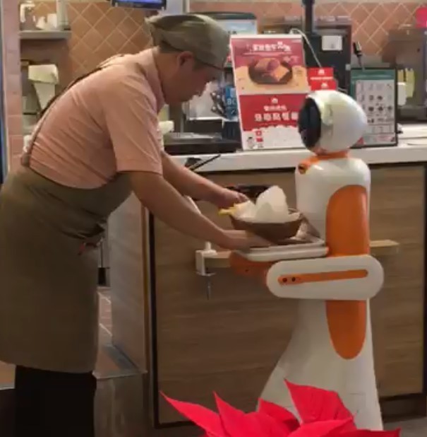 東元集團餐飲服務機器人